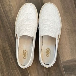 Quilted white with gold outlining, 8.1/2 womans size
